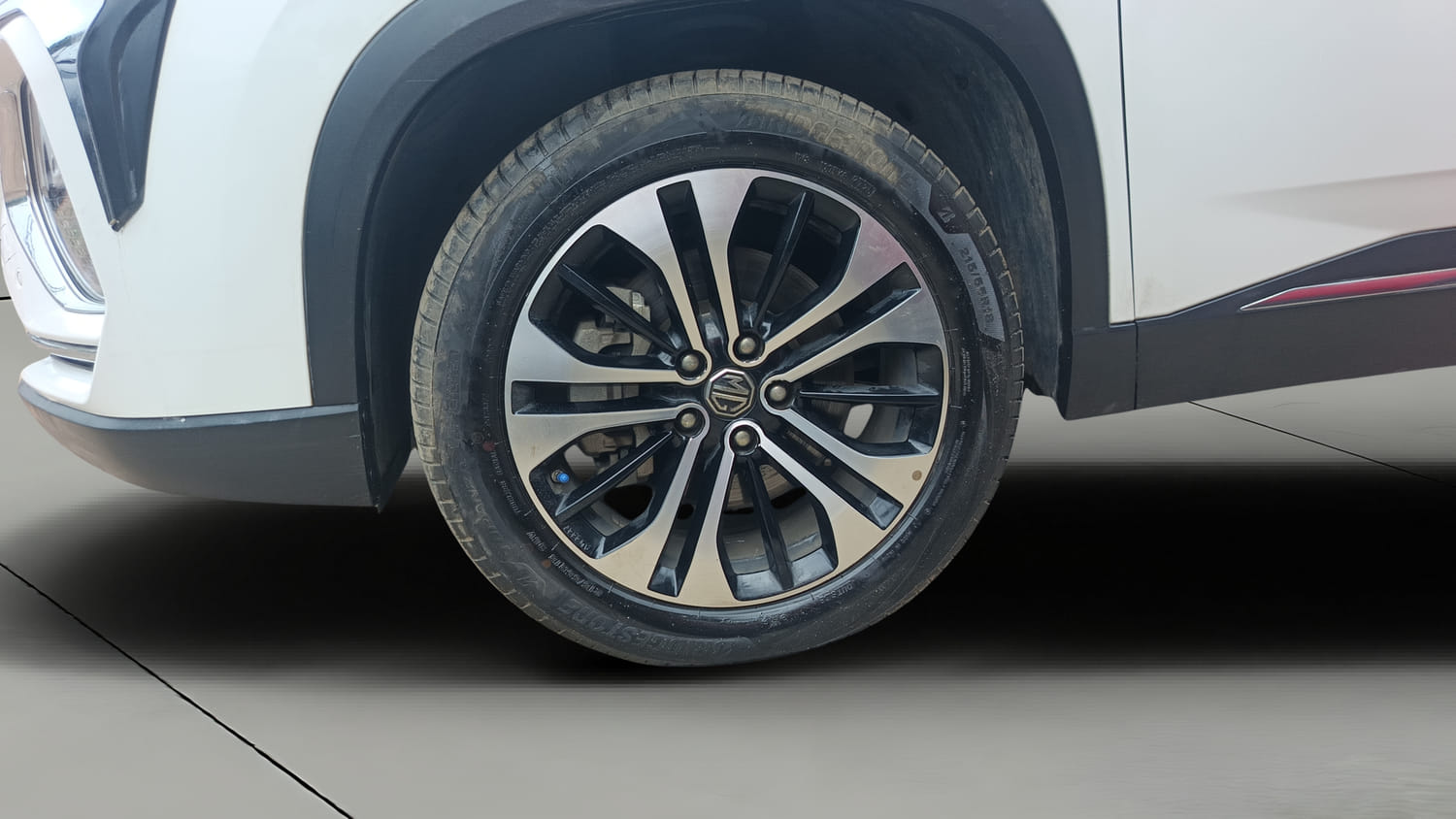 Used 2021 MG Motors Hector Plus Sharp 1.5 Petrol Turbo CVT 6-STR Petrol Automatic tyres LEFT FRONT TYRE RIM VIEW