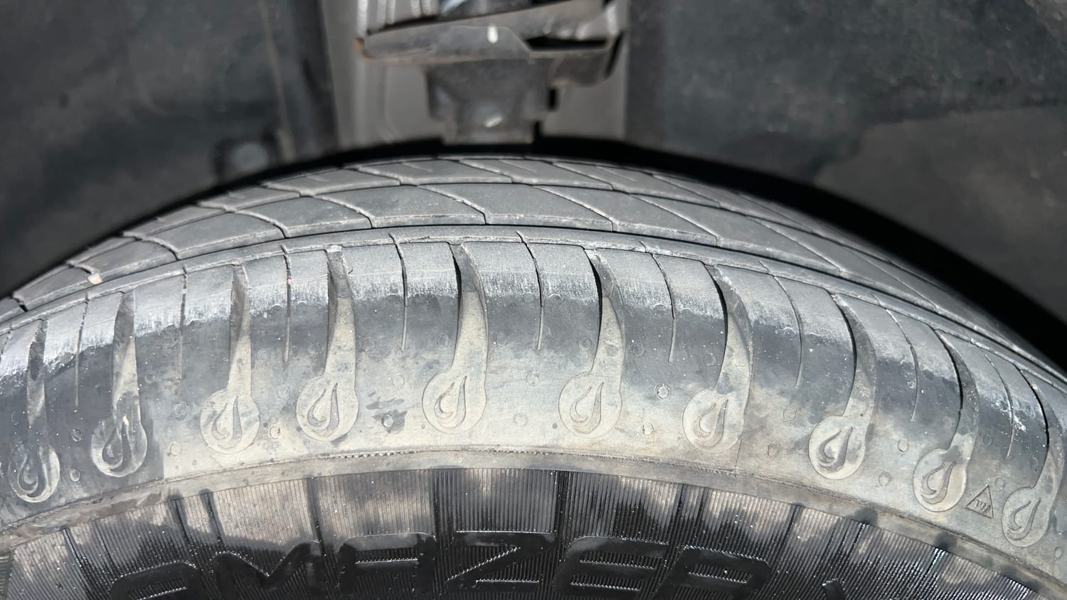 Used 2022 Renault Kwid RXT 0.8 Petrol Manual tyres LEFT FRONT TYRE TREAD VIEW
