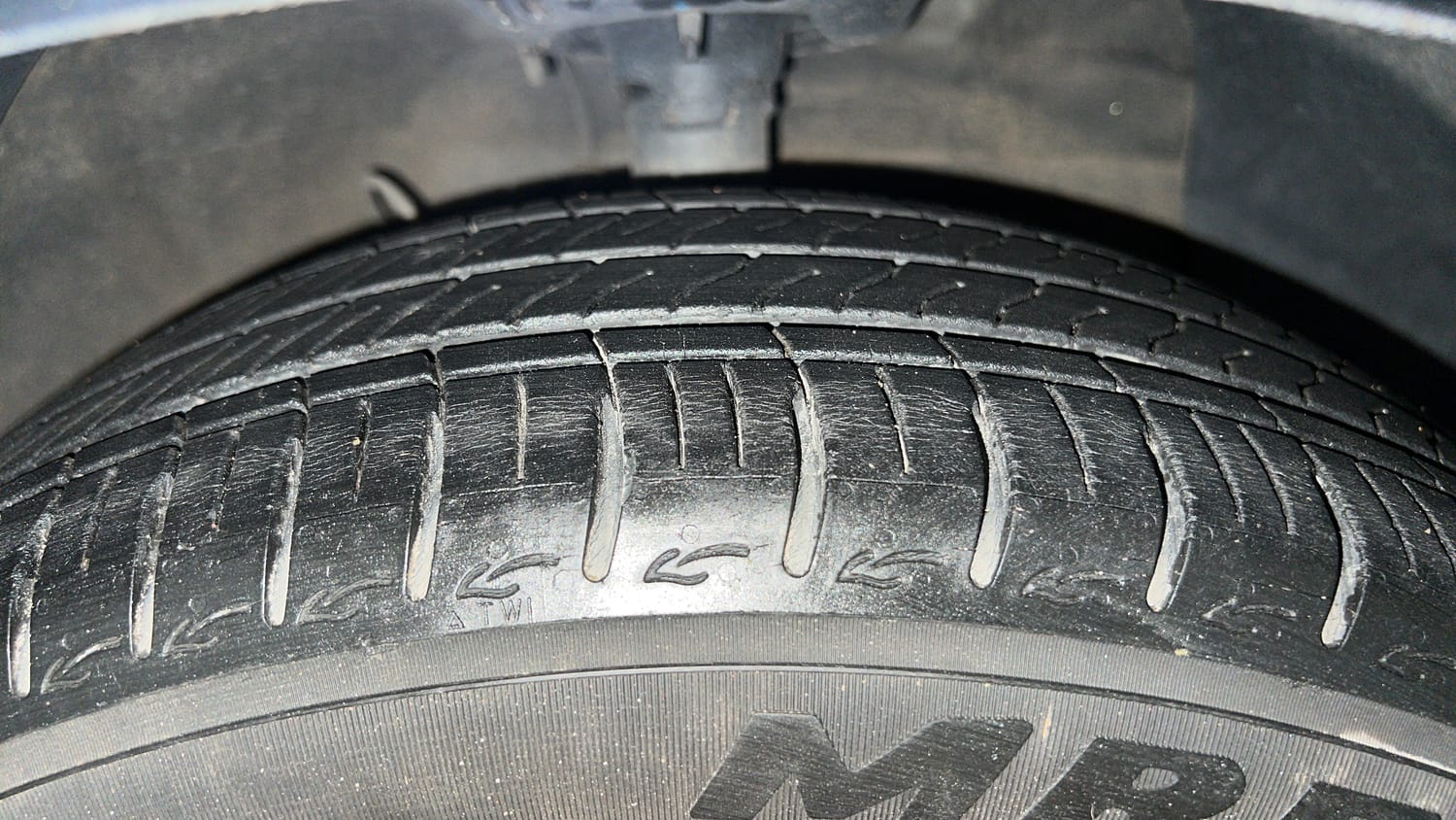 Used 2023 Hyundai Aura SX 1.2 (O) Petrol Petrol Manual tyres RIGHT FRONT TYRE TREAD VIEW