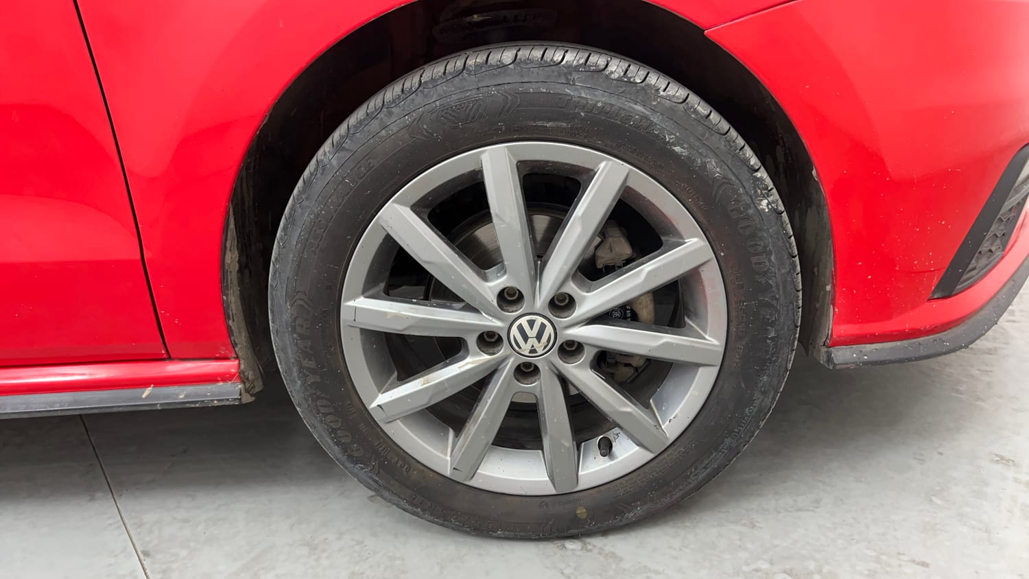 Used 2020 Volkswagen Polo Highline Plus 1.0L TSI Petrol Manual tyres RIGHT FRONT TYRE RIM VIEW