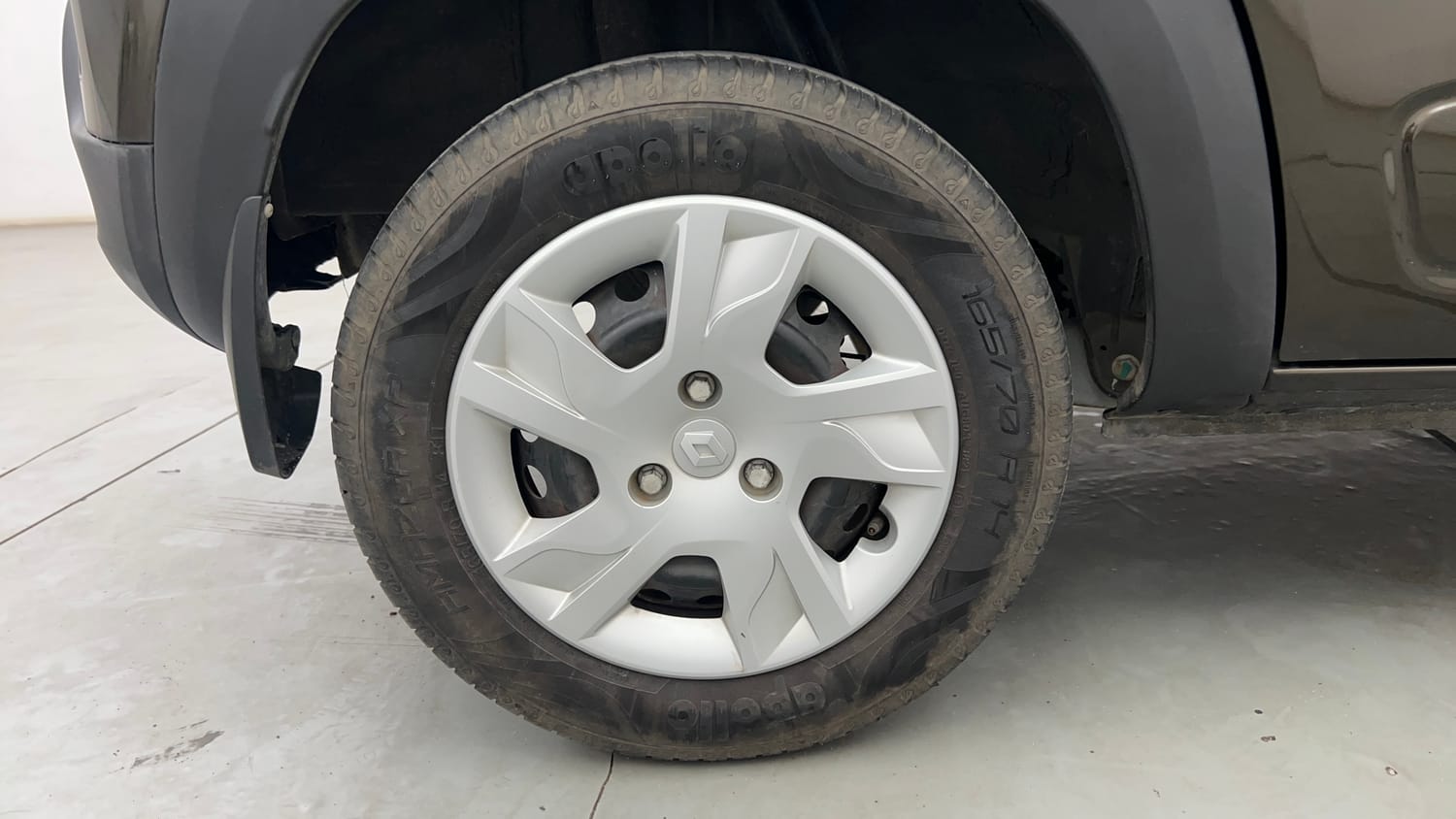 Used 2022 Renault Kwid RXT 0.8 Petrol Manual tyres RIGHT REAR TYRE RIM VIEW
