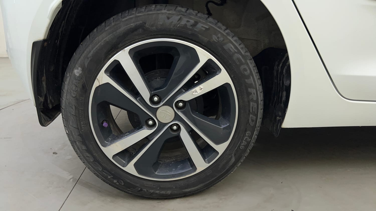 Used 2024 Tata Altroz XZA Plus (S) Petrol Automatic tyres RIGHT REAR TYRE RIM VIEW