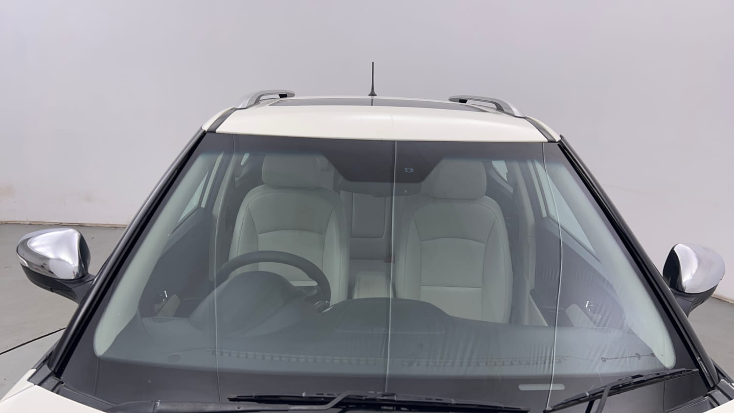 Used 2019 Mahindra XUV 300 1.5 W8 (O) Diesel Manual exterior FRONT WINDSHIELD VIEW