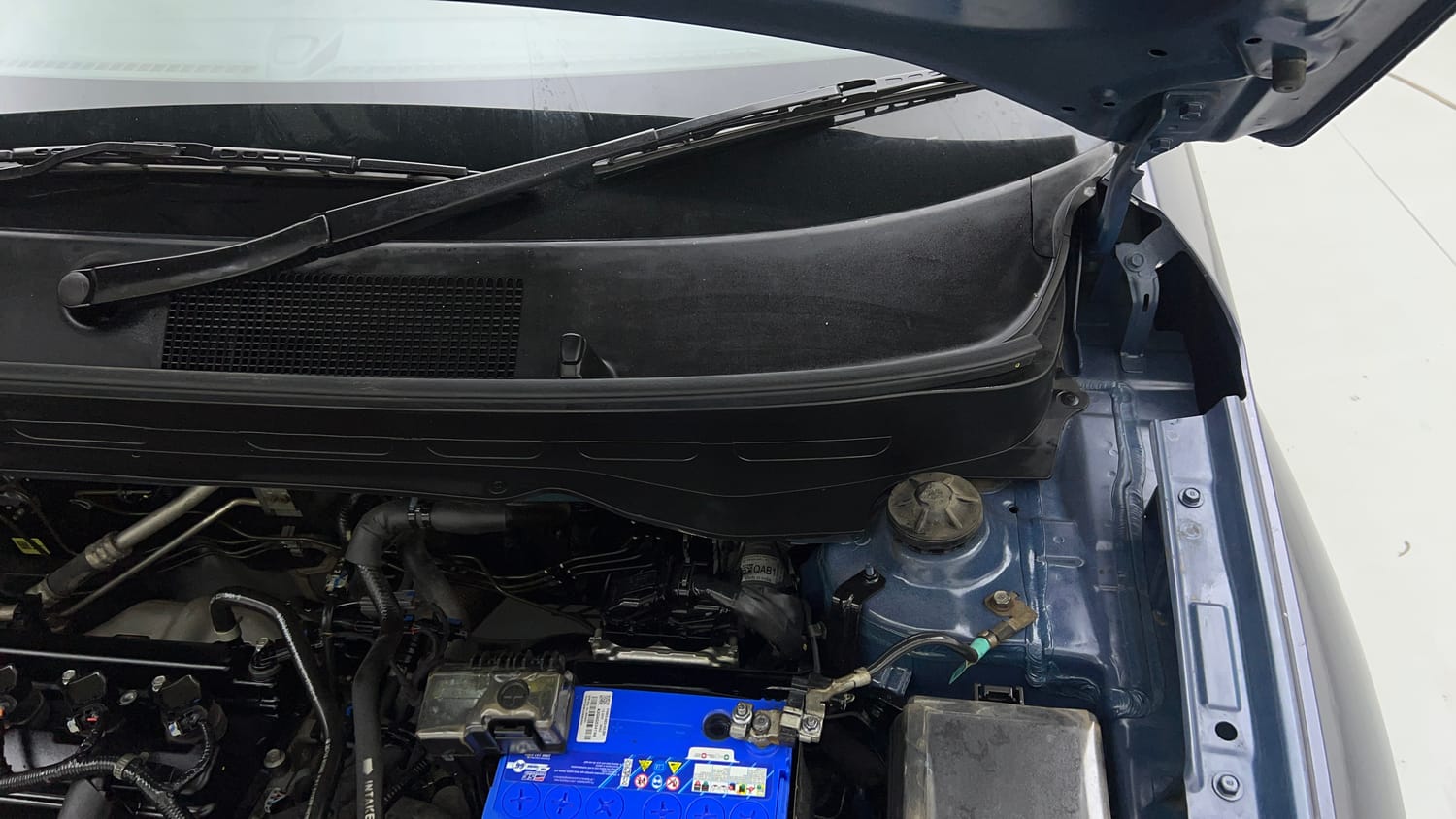 Used 2021 Hyundai Venue S Plus 1.2 Petrol Petrol Manual engine ENGINE LEFT SIDE HINGE & APRON VIEW