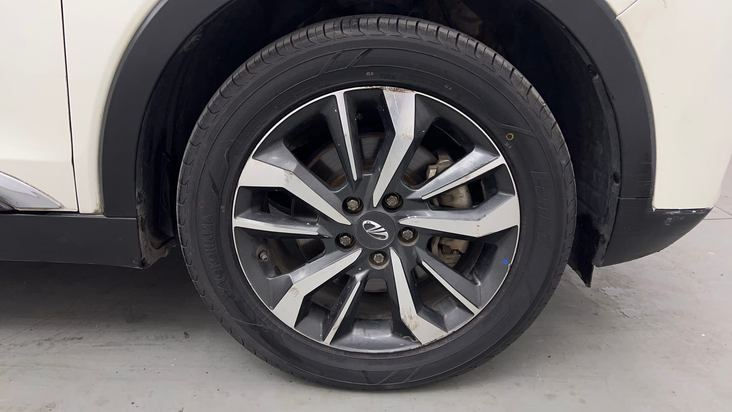 Used 2019 Mahindra XUV 300 1.5 W8 (O) Diesel Manual tyres RIGHT FRONT TYRE RIM VIEW