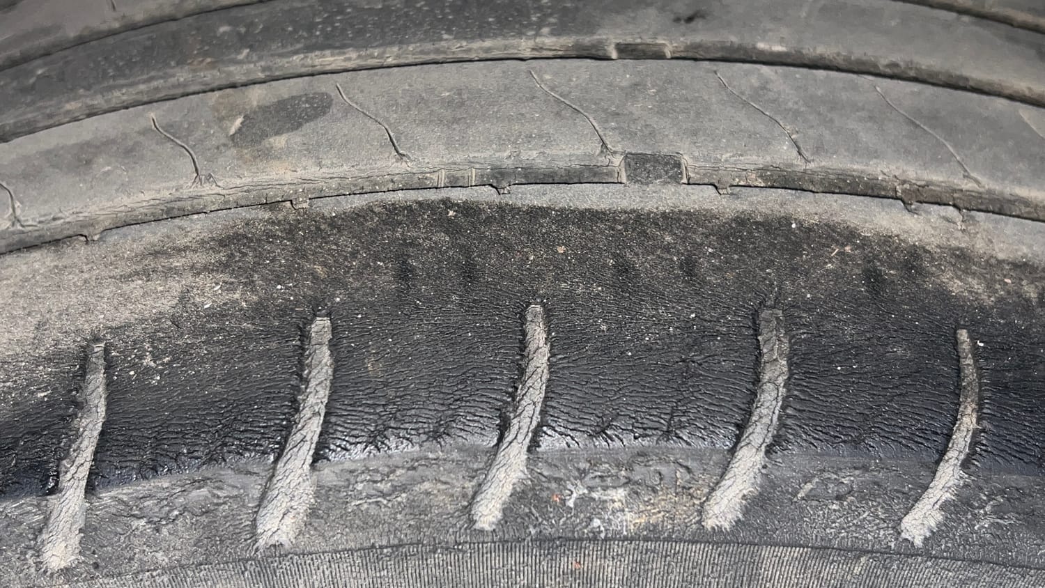 Used 2019 Mahindra XUV 300 1.5 W8 (O) Diesel Manual tyres RIGHT REAR TYRE TREAD VIEW