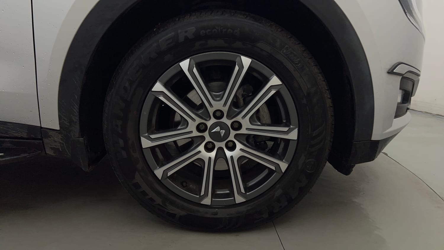 Used 2021 Mahindra XUV700 AX 7 Petrol AT 7 STR Petrol Automatic tyres RIGHT FRONT TYRE RIM VIEW