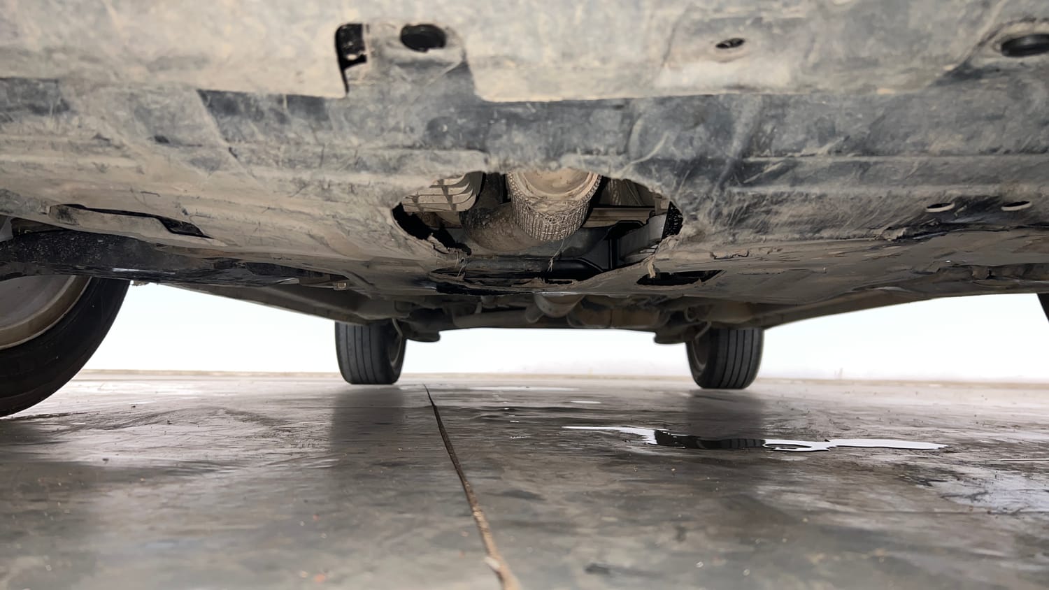 Used 2019 Mahindra XUV 300 1.5 W8 (O) Diesel Manual extra FRONT LEFT UNDERBODY VIEW