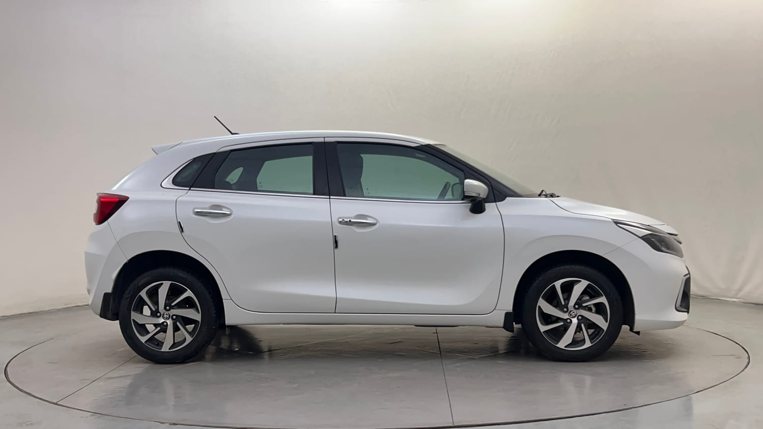 Used 2025 Toyota Glanza V AMT Petrol Automatic exterior RIGHT SIDE VIEW