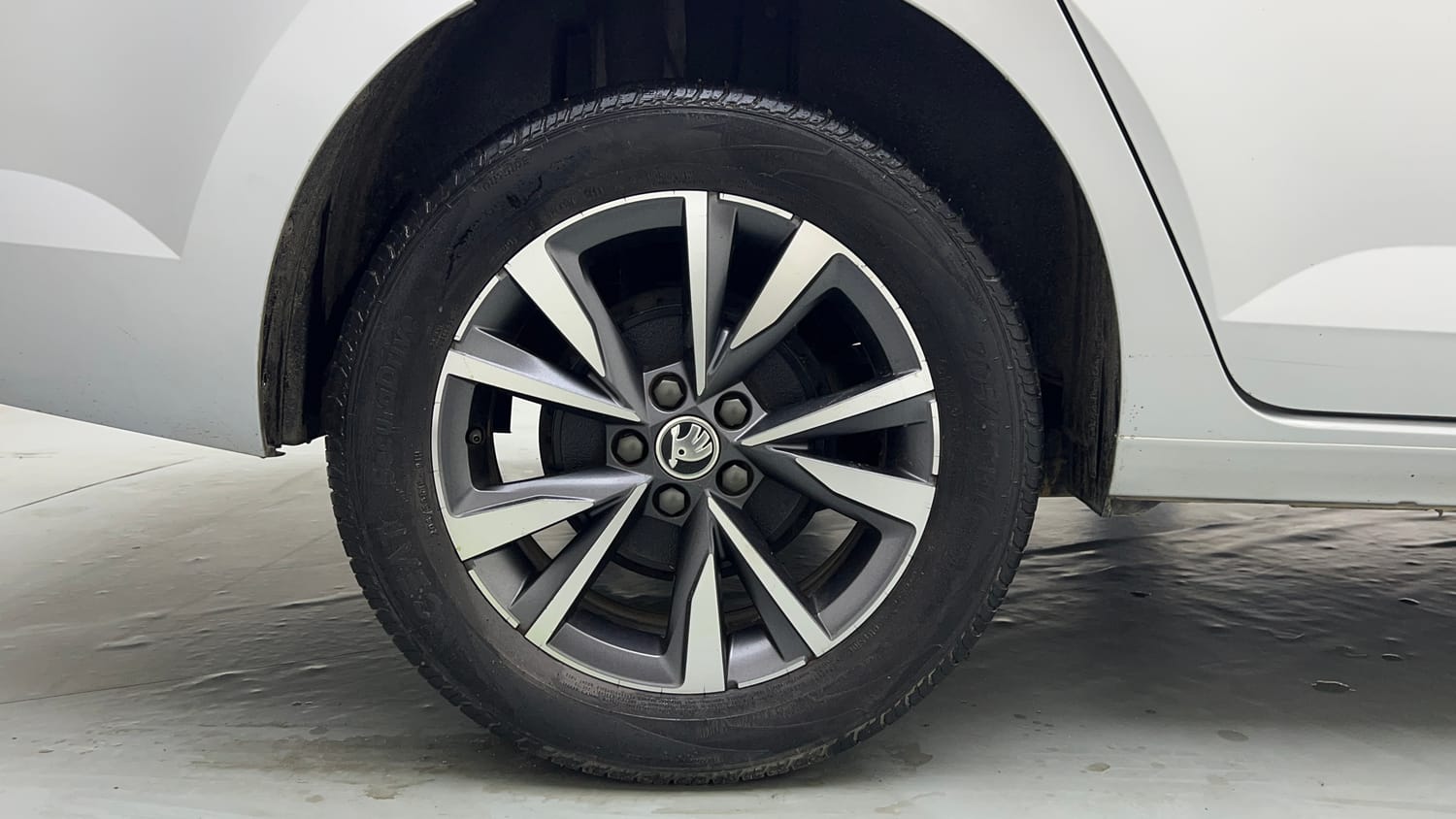 Used 2023 Skoda Slavia Style 1.5L TSI MT Petrol Manual tyres RIGHT REAR TYRE RIM VIEW