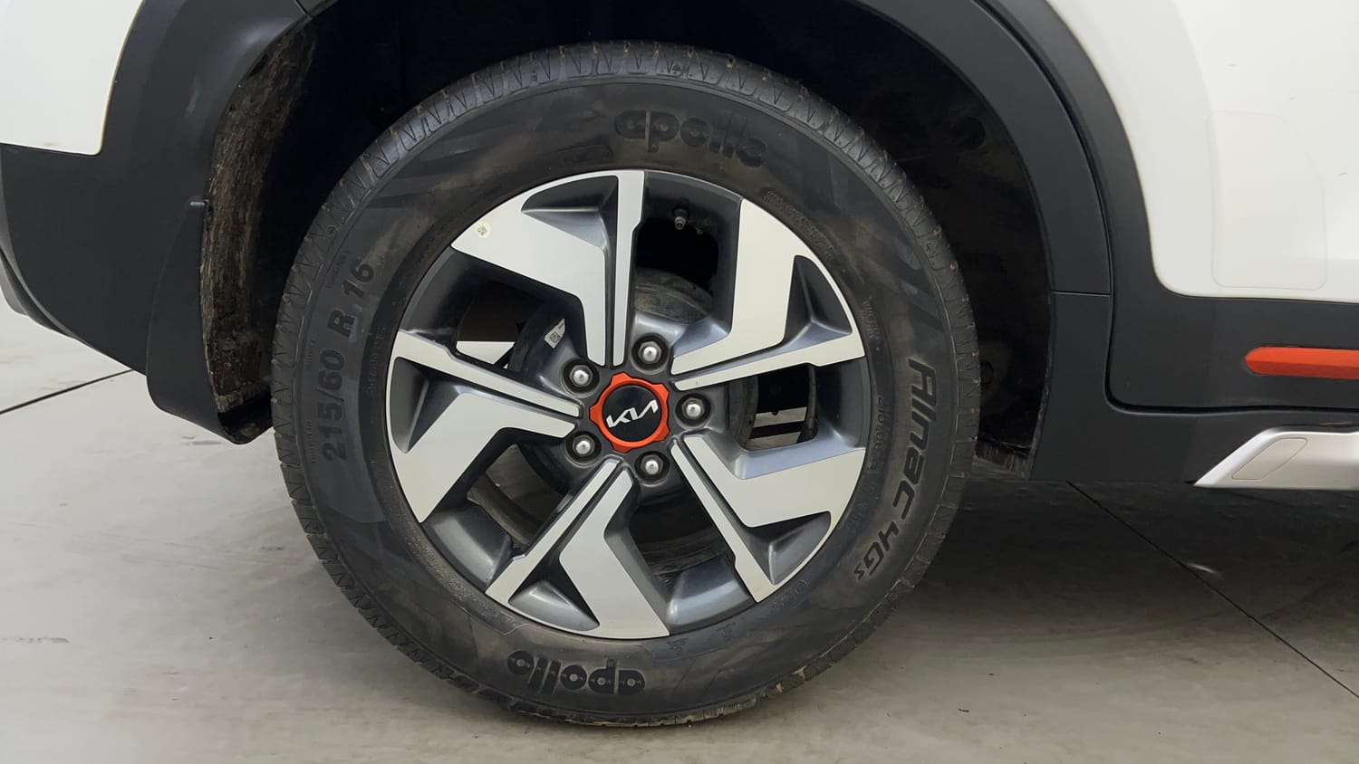 Used 2022 Kia Sonet HTX 1.5 Diesel Manual tyres RIGHT REAR TYRE RIM VIEW