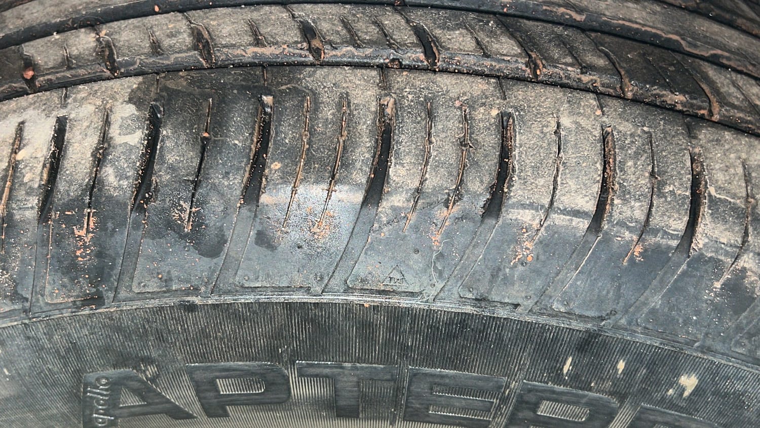 Used 2017 Mahindra XUV500 W10 AT Black Interiors Diesel Automatic tyres RIGHT FRONT TYRE TREAD VIEW