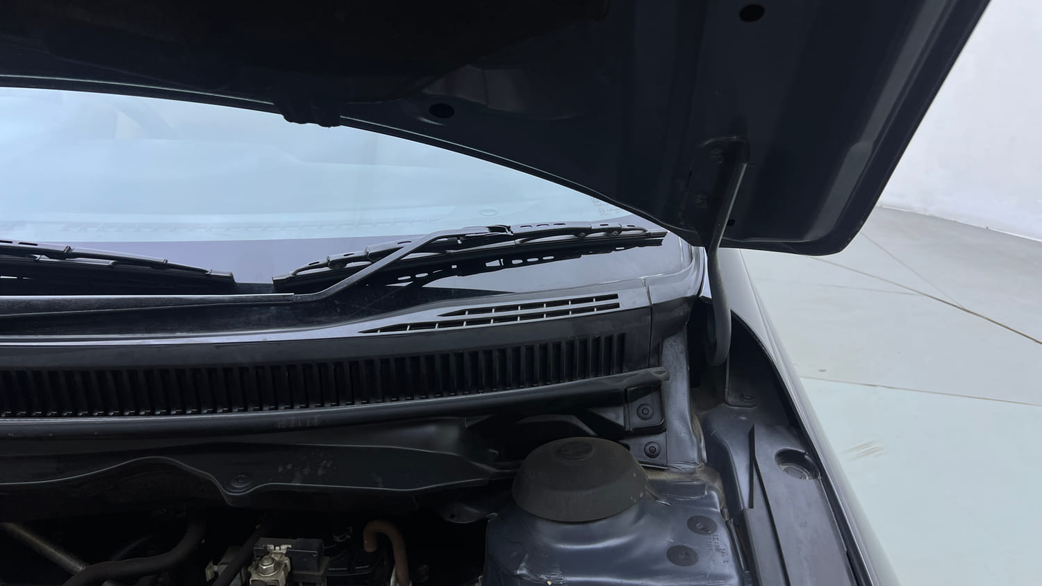 Used 2022 Maruti Suzuki Ciaz Zeta 1.5 Petrol Manual engine ENGINE LEFT SIDE HINGE & APRON VIEW