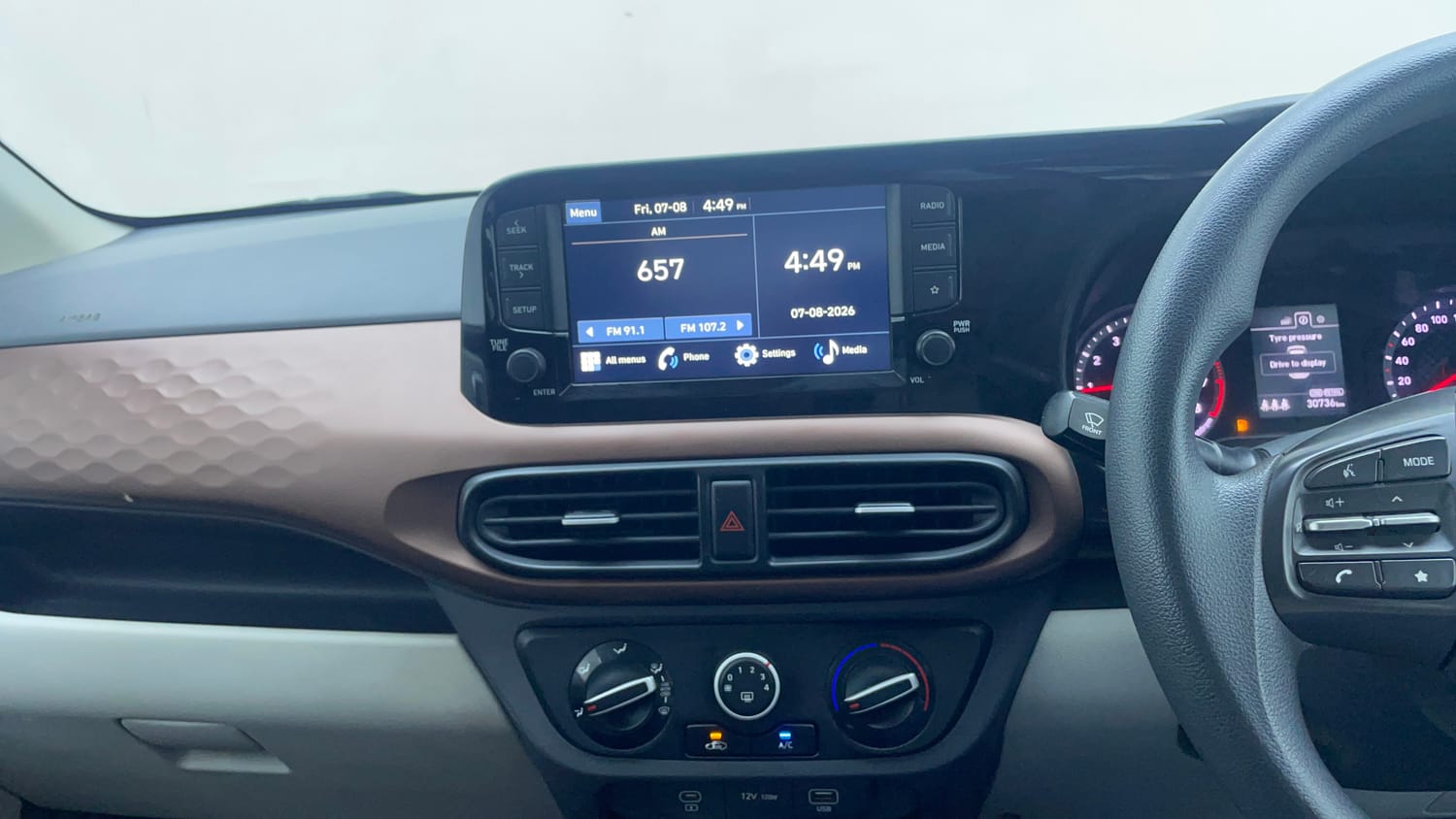 Used 2023 Hyundai Aura SX 1.2 CNG Cng Manual interior MUSIC SYSTEM & AC CONTROL VIEW