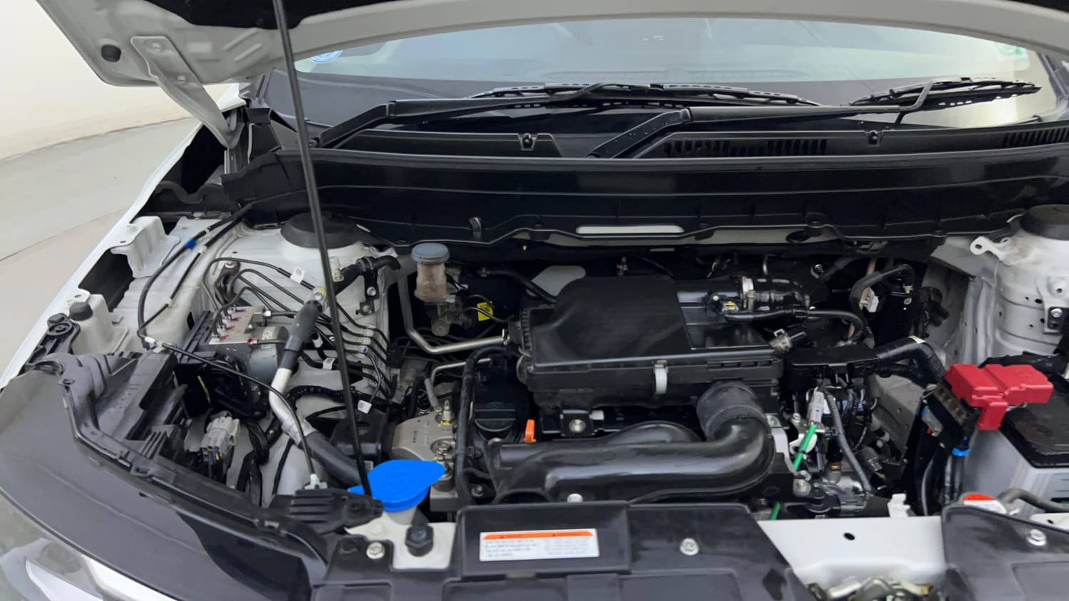 Used 2025 Maruti Suzuki Brezza Vxi AT Petrol Automatic engine ENGINE RIGHT SIDE HINGE & APRON VIEW