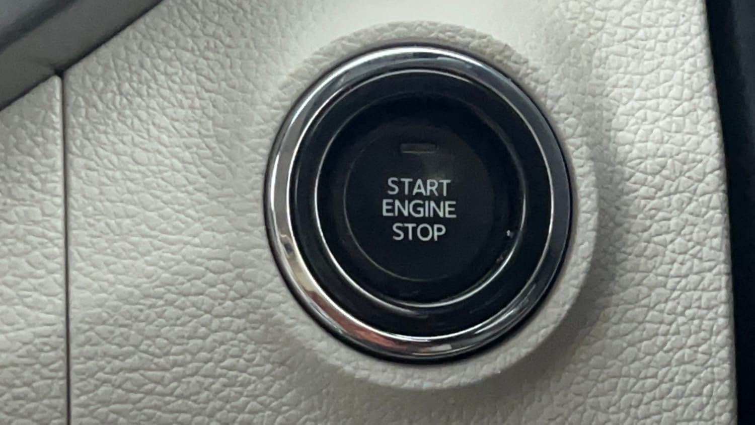Used 2024 Mahindra XUV 300 W8 (O) 1.5 Diesel Diesel Manual top_features Keyless start