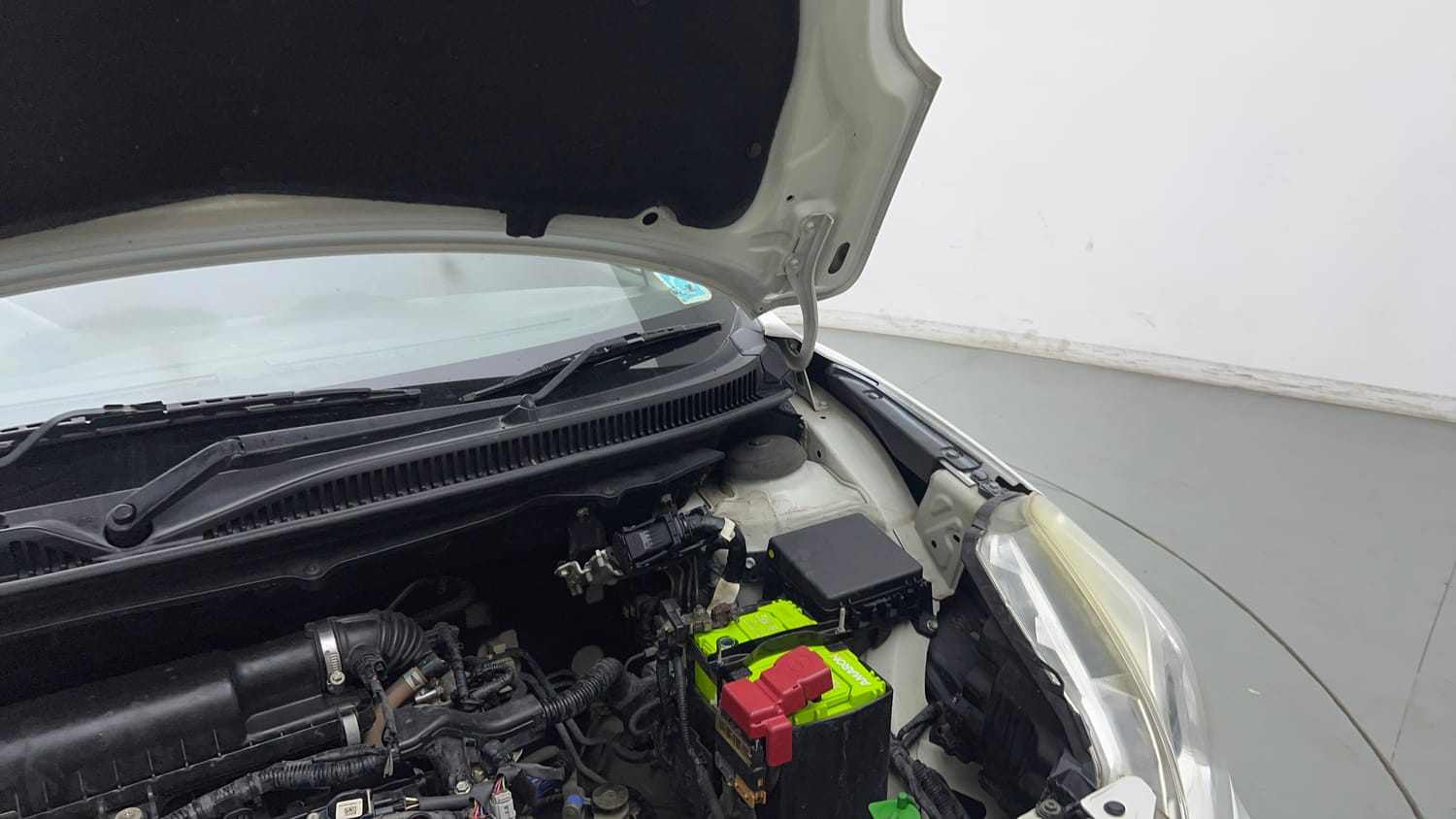 Used 2021 Maruti Suzuki Baleno Sigma Petrol Manual engine ENGINE LEFT SIDE HINGE & APRON VIEW