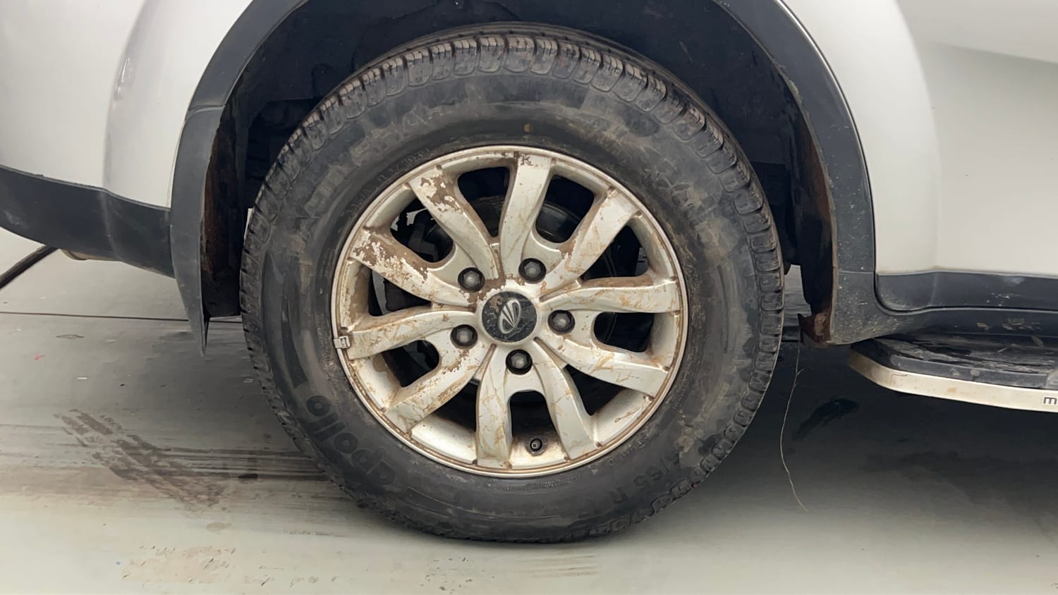 Used 2017 Mahindra XUV500 W10 AT Black Interiors Diesel Automatic tyres RIGHT REAR TYRE RIM VIEW