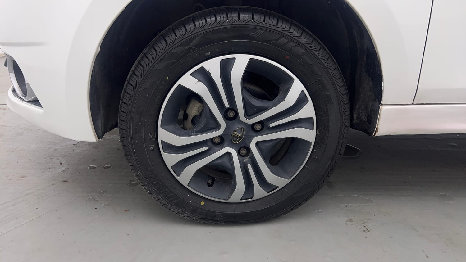 Used 2019 Tata Tiago Revotron XZ Petrol Manual tyres LEFT FRONT TYRE RIM VIEW