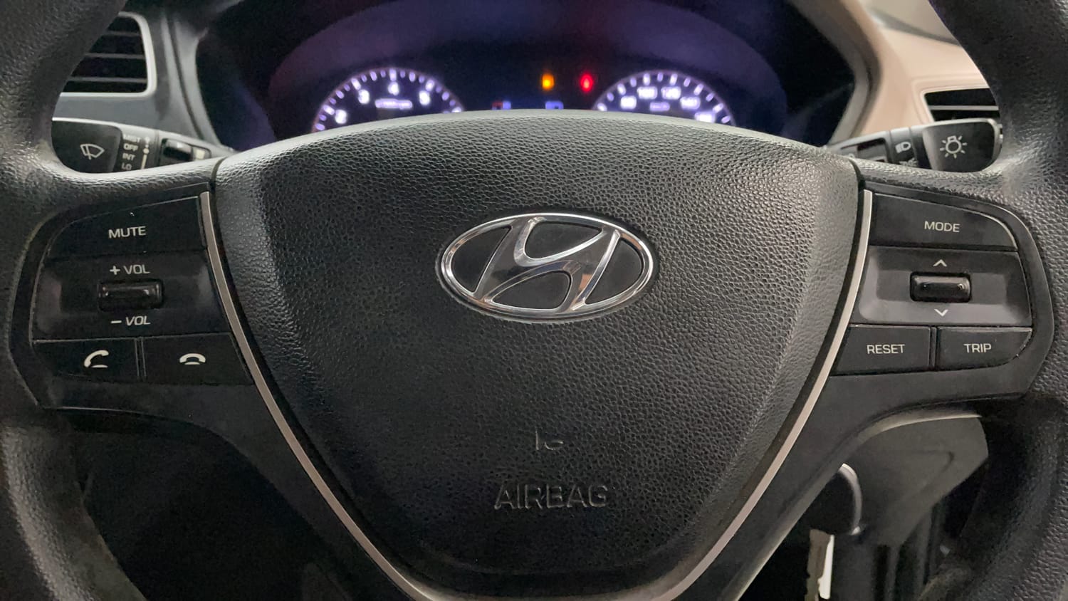 Used 2018 Hyundai Elite i20 Sportz 1.2 Petrol Manual top_features Steering mounted controls