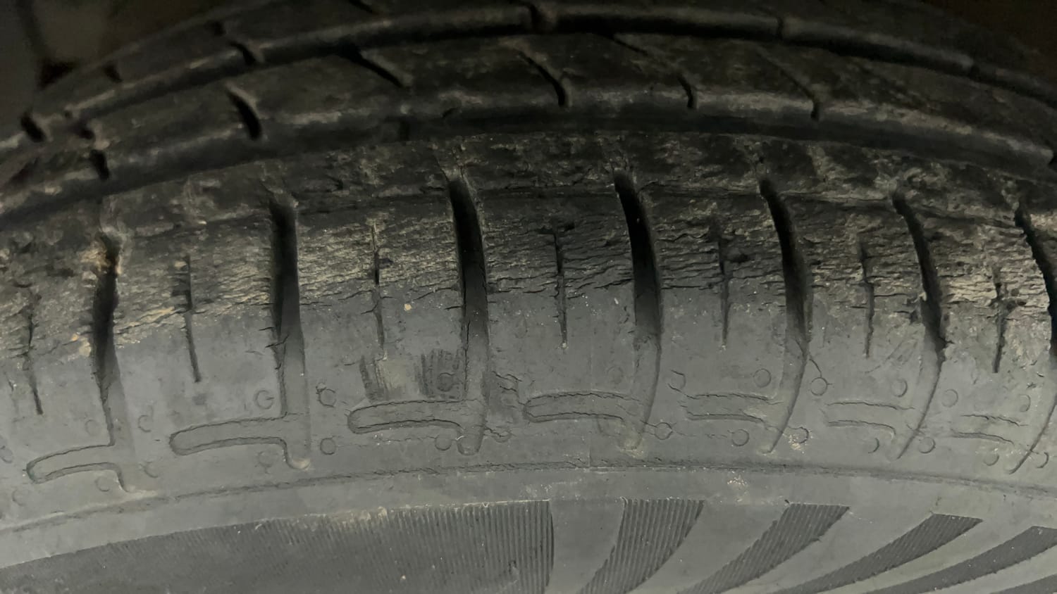 Used 2021 Hyundai Grand i10 Nios Sportz AMT 1.2 Kappa VTVT Petrol Automatic tyres LEFT FRONT TYRE TREAD VIEW