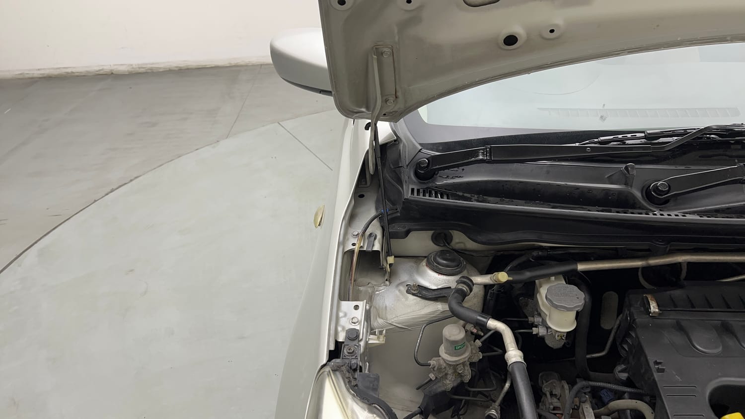 Used 2014 Maruti Suzuki Celerio VXi AMT Petrol Automatic engine ENGINE RIGHT SIDE HINGE & APRON VIEW