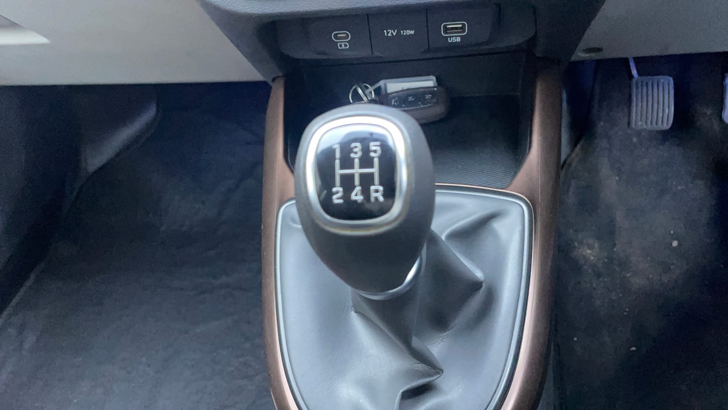 Used 2023 Hyundai Aura SX 1.2 CNG Cng Manual interior GEAR  KNOB VIEW