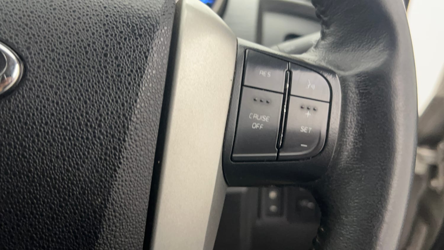 Used 2017 Mahindra XUV500 W10 AT Black Interiors Diesel Automatic top_features Cruise control