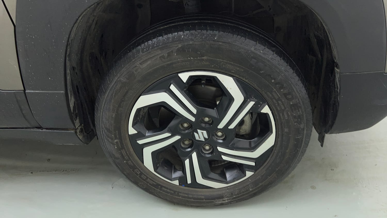 Used 2024 Maruti Suzuki Brezza ZXi Plus AT Petrol Automatic tyres RIGHT FRONT TYRE RIM VIEW