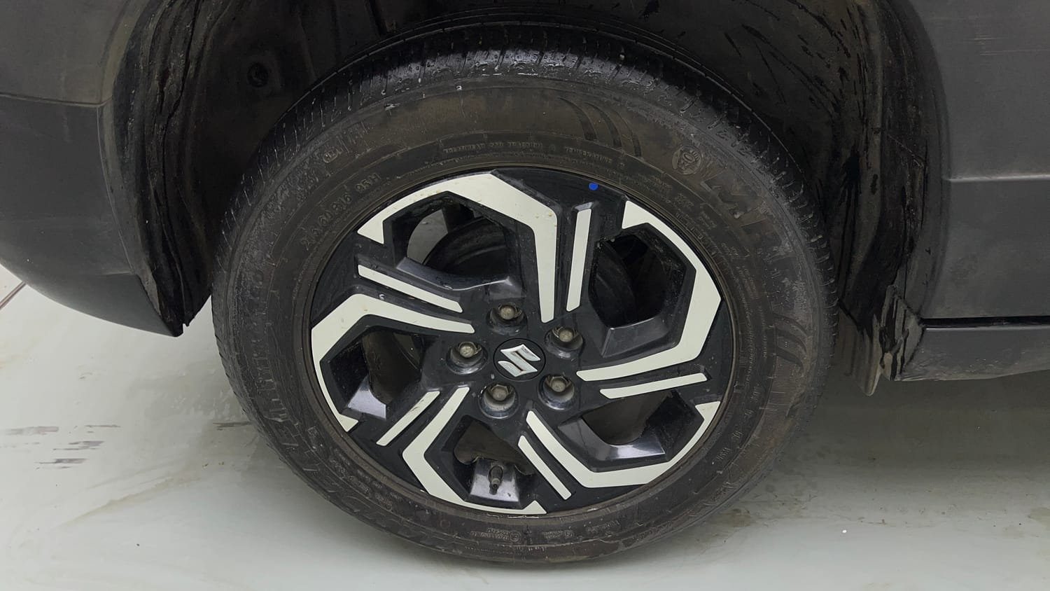 Used 2024 Maruti Suzuki Brezza ZXi Plus AT Petrol Automatic tyres RIGHT REAR TYRE RIM VIEW