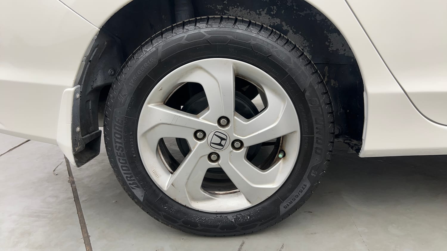Used 2014 Honda City V Petrol Manual tyres RIGHT REAR TYRE RIM VIEW