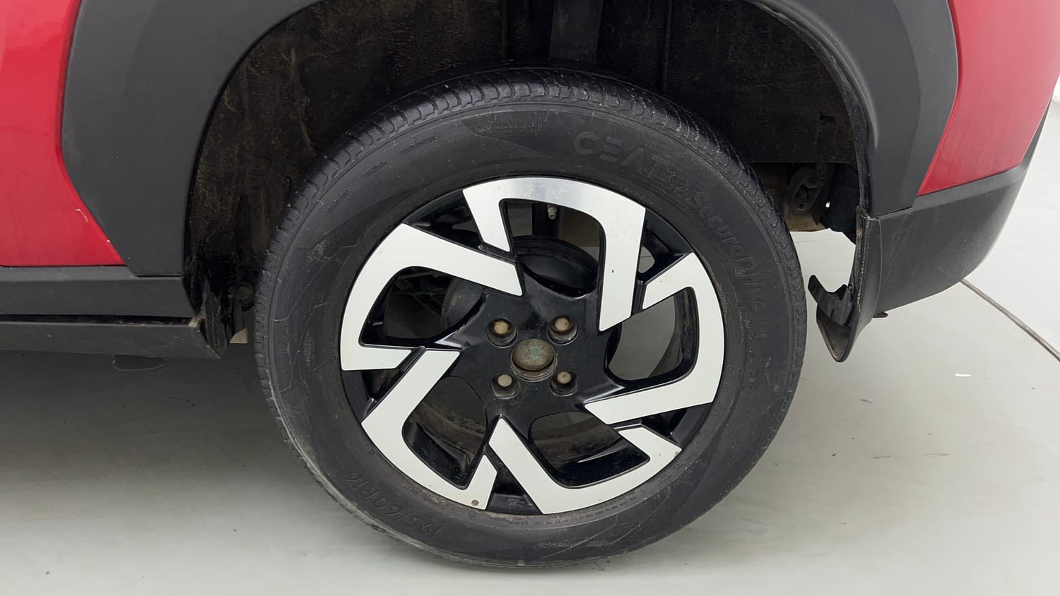 Used 2022 Nissan Magnite XV Turbo CVT Petrol Automatic tyres LEFT REAR TYRE RIM VIEW