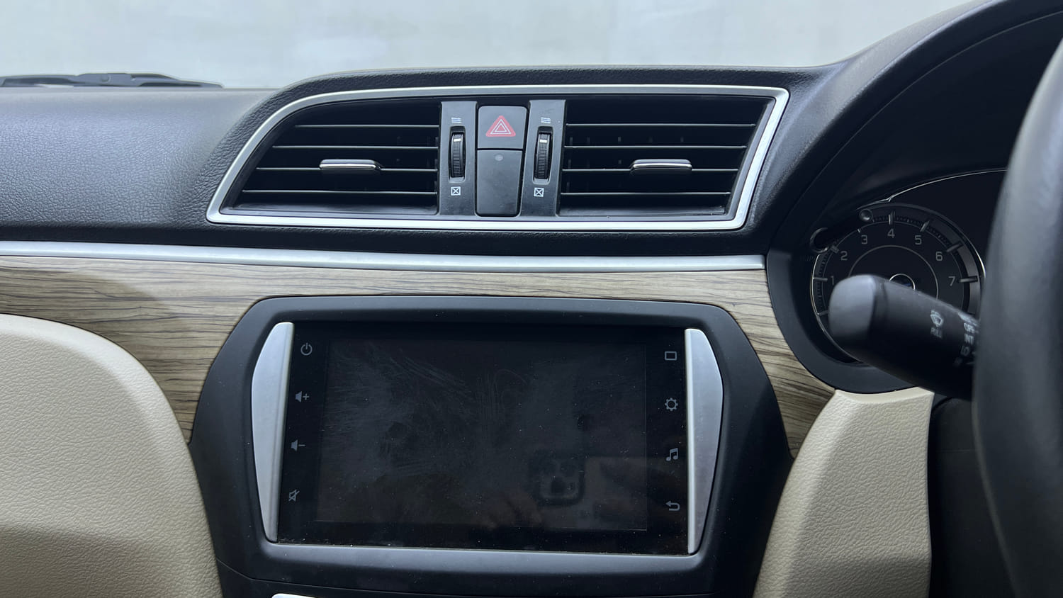 Used 2022 Maruti Suzuki Ciaz Zeta 1.5 Petrol Manual top_features Integrated (in-dash) music system