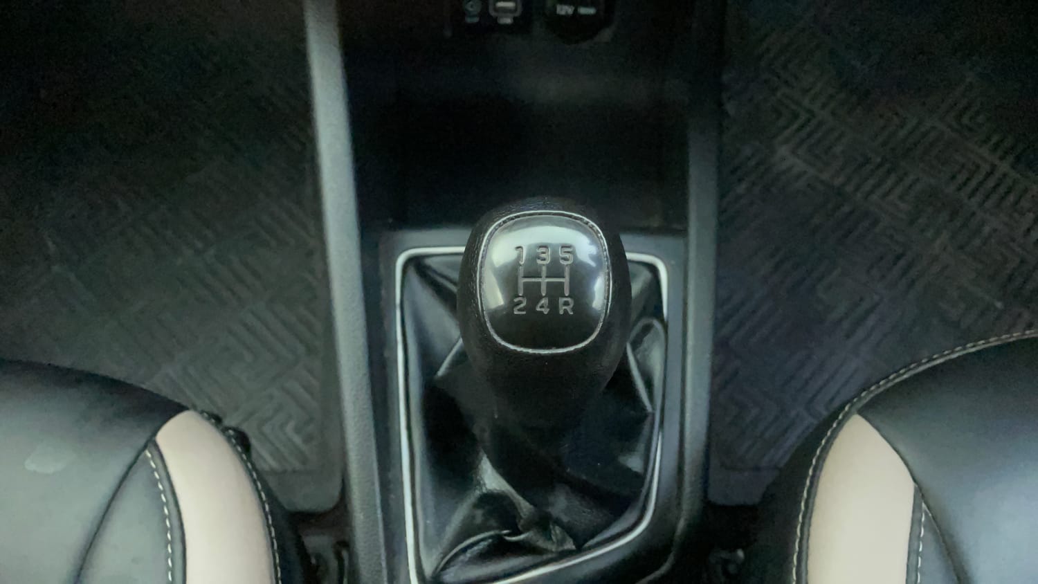 Used 2018 Hyundai Elite i20 Sportz 1.2 Petrol Manual interior GEAR  KNOB VIEW