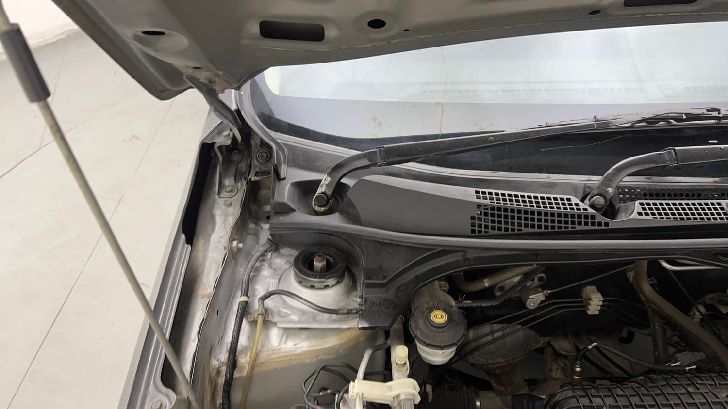 Used 2019 Honda Amaze 1.2 V MT Petrol Petrol Manual engine ENGINE RIGHT SIDE HINGE & APRON VIEW