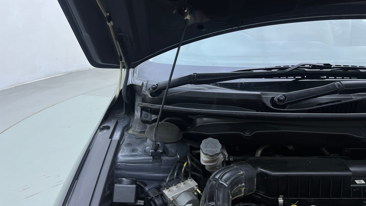 Used 2022 Maruti Suzuki Ciaz Zeta 1.5 Petrol Manual engine ENGINE RIGHT SIDE HINGE & APRON VIEW