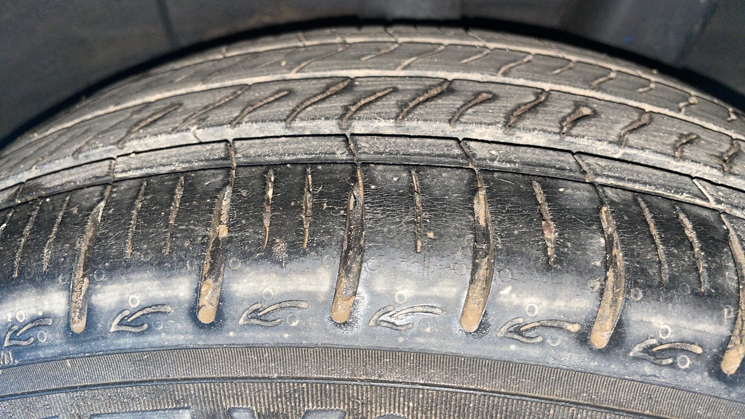 Used 2023 Hyundai Aura SX 1.2 CNG Cng Manual tyres LEFT REAR TYRE TREAD VIEW