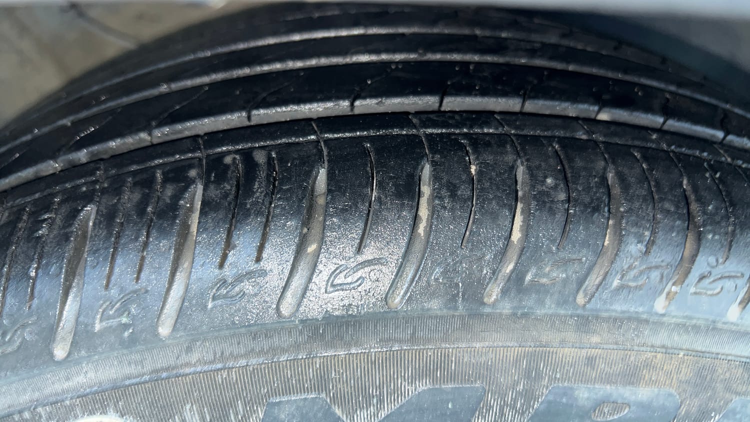 Used 2024 Kia Sonet HTK (O) 1.2 Petrol MT Petrol Manual tyres RIGHT FRONT TYRE TREAD VIEW