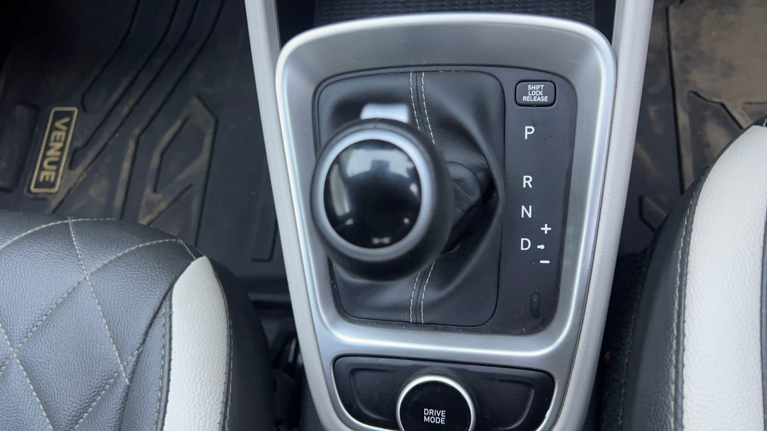 Used 2024 Hyundai Venue S (O) 1.0 Turbo DCT Petrol Automatic interior GEAR  KNOB VIEW