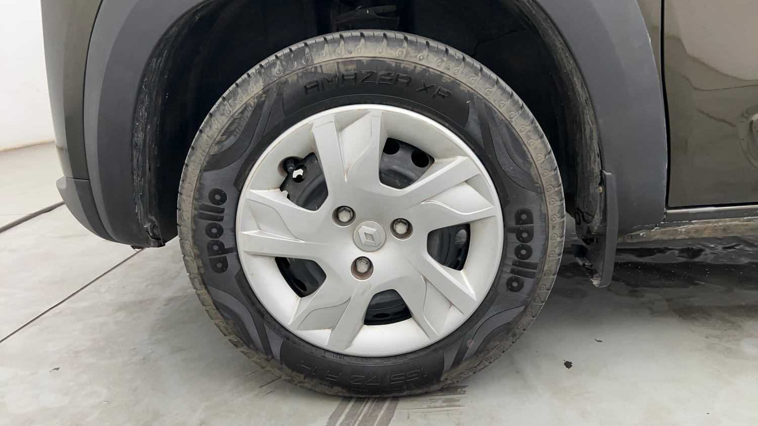Used 2022 Renault Kwid RXT 0.8 Petrol Manual tyres LEFT FRONT TYRE RIM VIEW