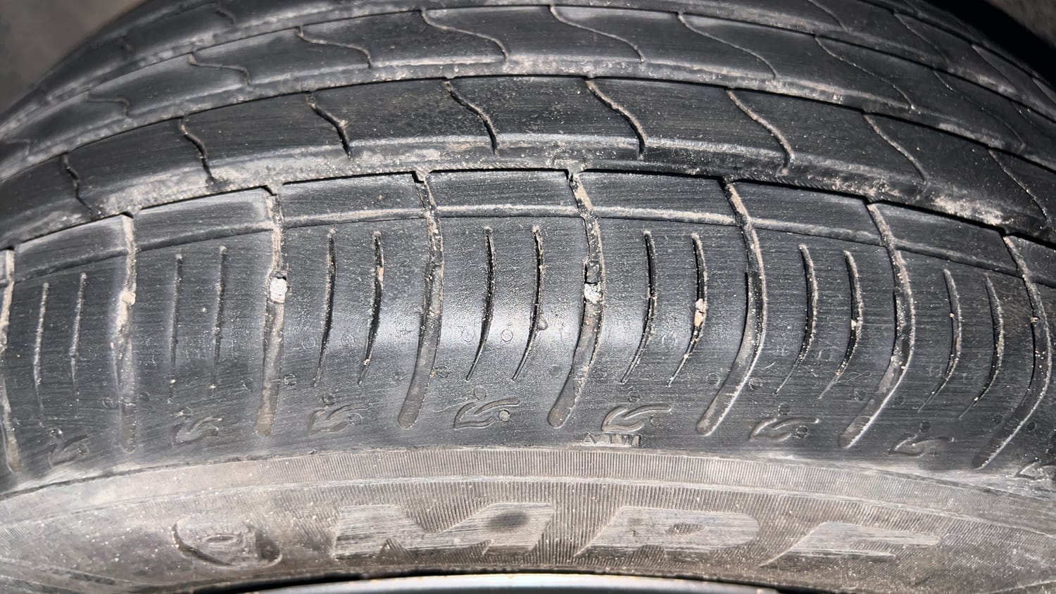 Used 2025 Maruti Suzuki Brezza Vxi AT Petrol Automatic tyres LEFT FRONT TYRE TREAD VIEW