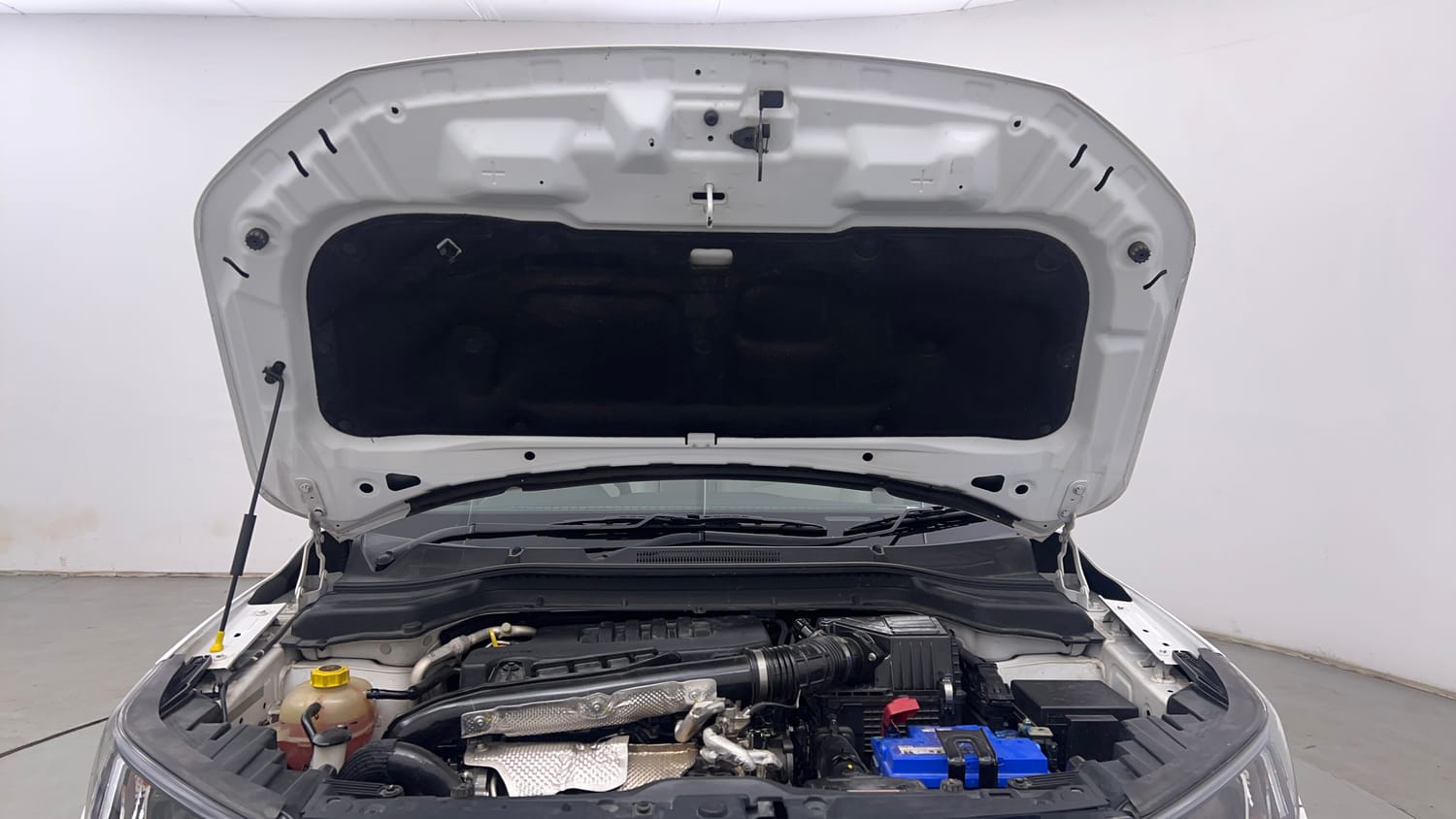 Used 2024 Mahindra XUV 300 W8 (O) 1.5 Diesel Diesel Manual engine ENGINE & BONNET OPEN FRONT VIEW
