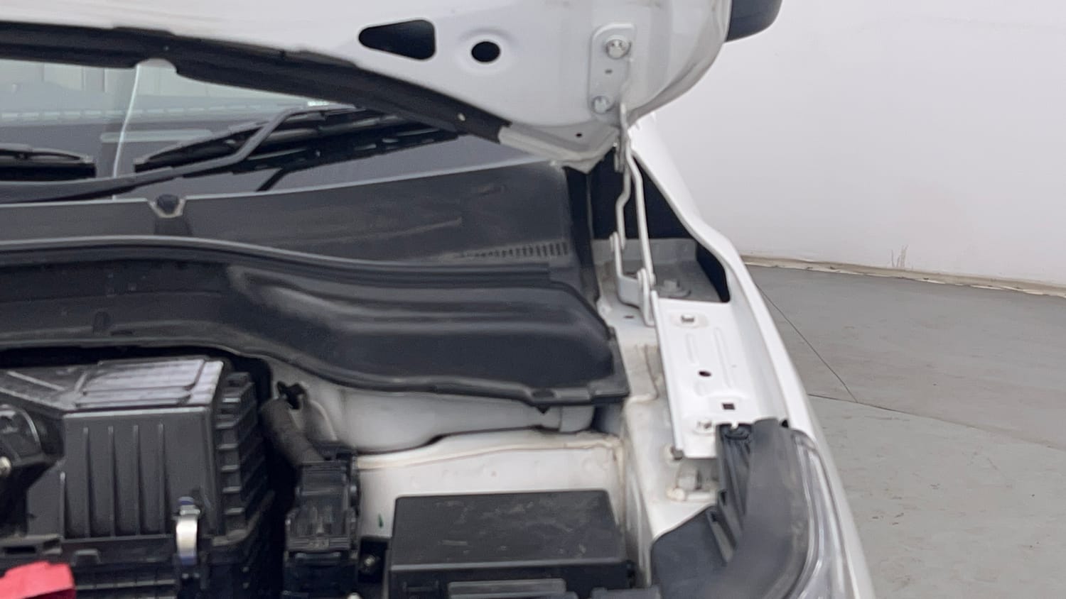 Used 2024 Mahindra XUV 300 W8 (O) 1.5 Diesel Diesel Manual engine ENGINE LEFT SIDE HINGE & APRON VIEW