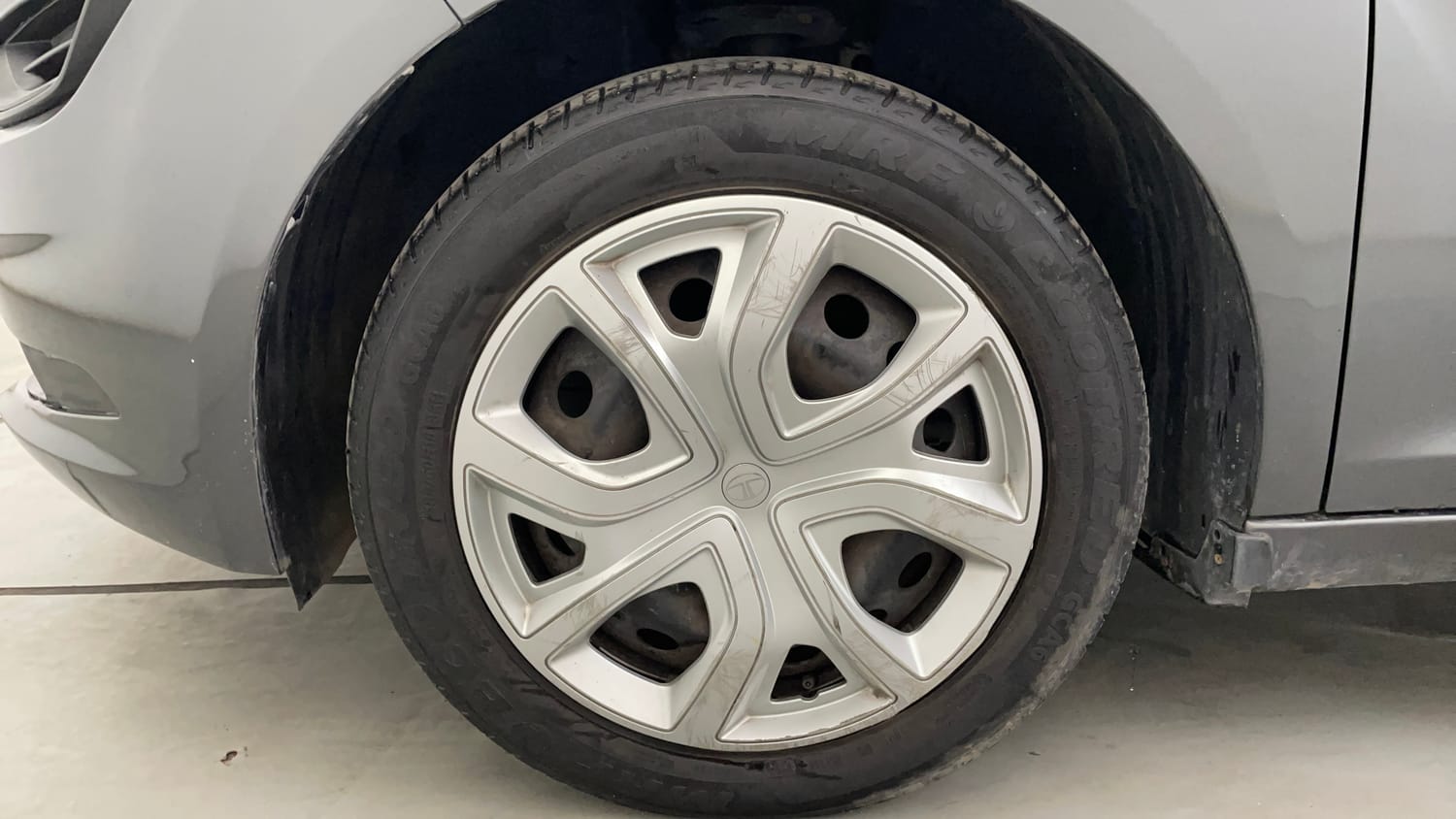 Used 2024 Tata Altroz XM Plus Petrol Petrol Manual tyres LEFT FRONT TYRE RIM VIEW