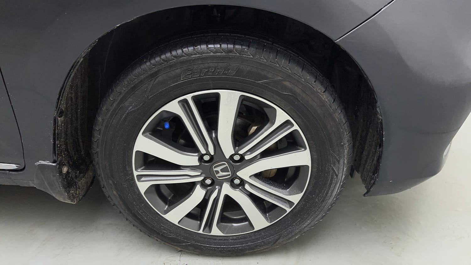Used 2022 Honda Amaze VX CVT 1.2 Petrol Petrol Automatic tyres RIGHT FRONT TYRE RIM VIEW
