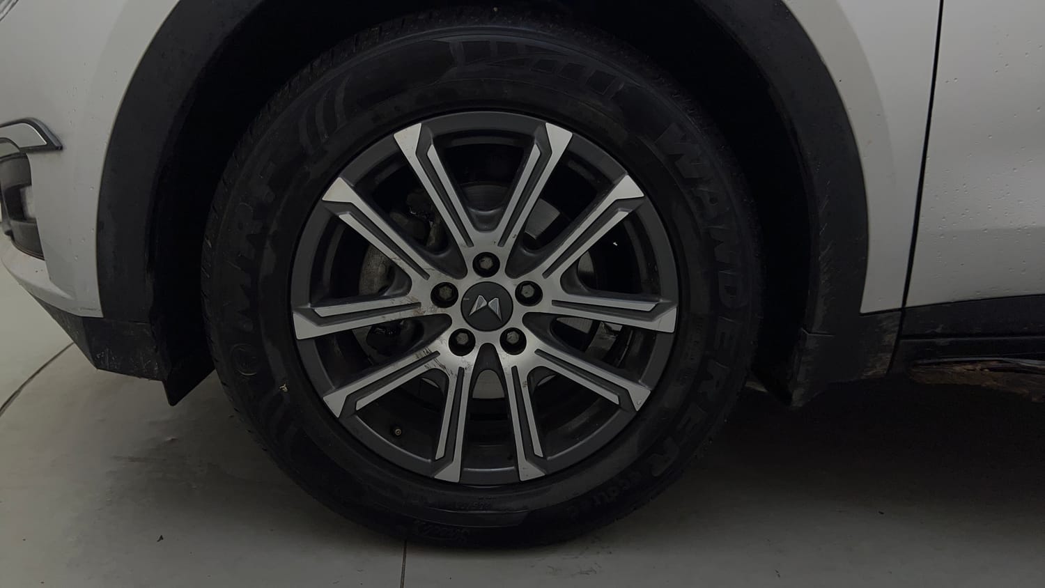 Used 2021 Mahindra XUV700 AX 7 Petrol AT 7 STR Petrol Automatic tyres LEFT FRONT TYRE RIM VIEW
