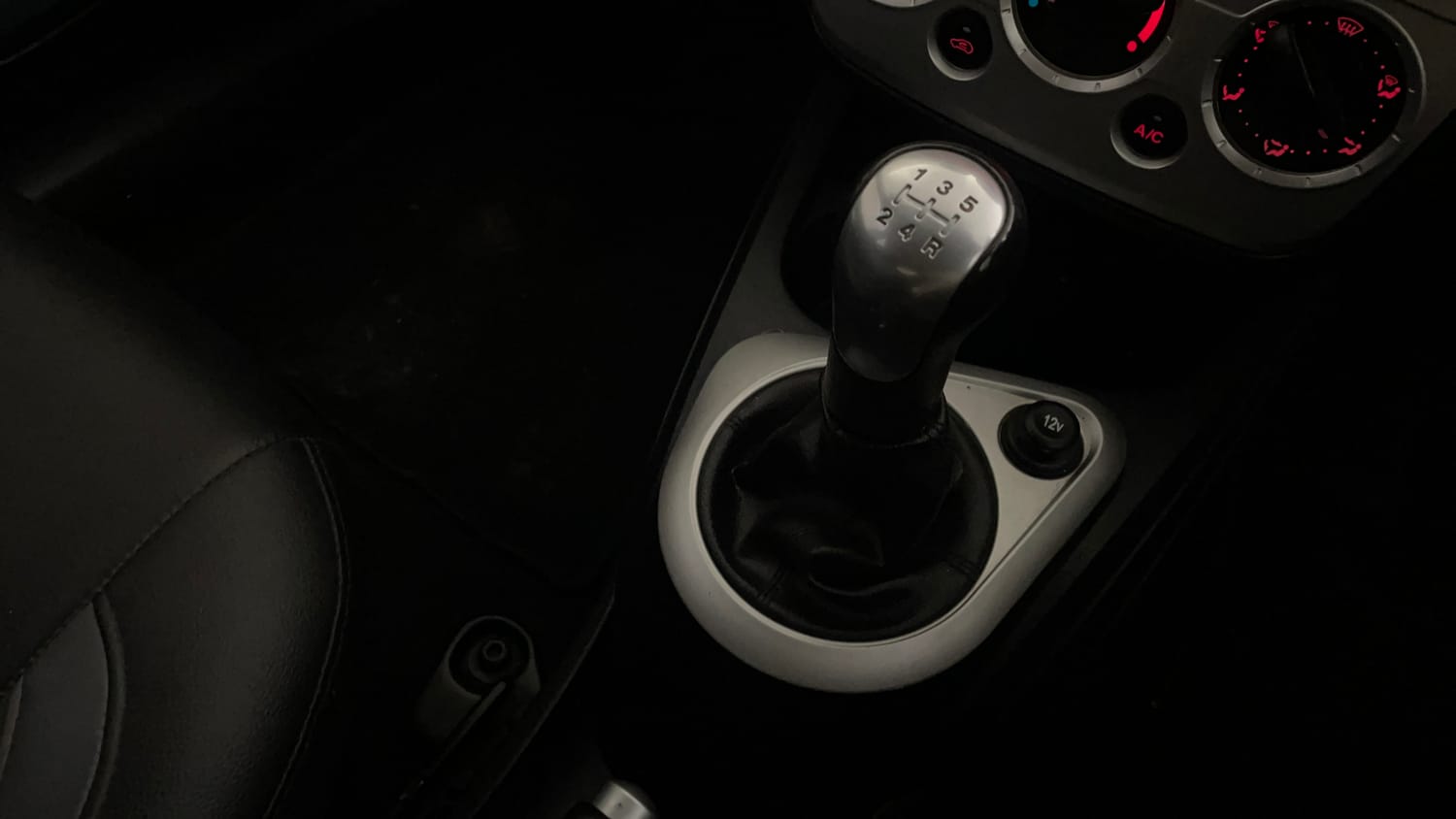 Used 2013 Ford Figo Duratec Petrol Titanium 1.2 Petrol Manual interior GEAR  KNOB VIEW