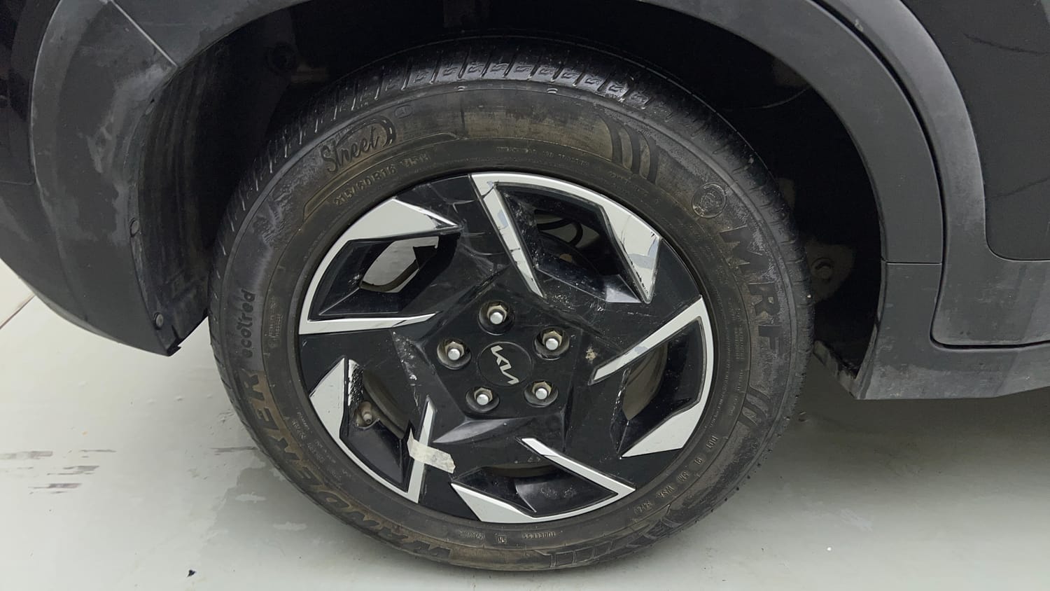 Used 2024 Kia Sonet HTK (O) 1.2 Petrol MT Petrol Manual tyres RIGHT REAR TYRE RIM VIEW