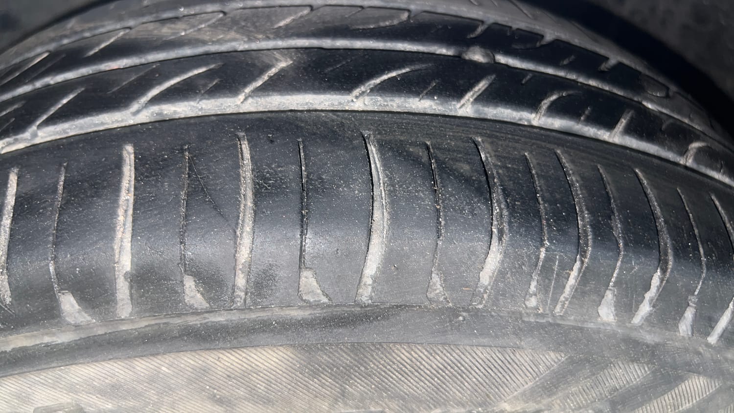 Used 2015 Honda City SV CVT Petrol Automatic tyres LEFT FRONT TYRE TREAD VIEW