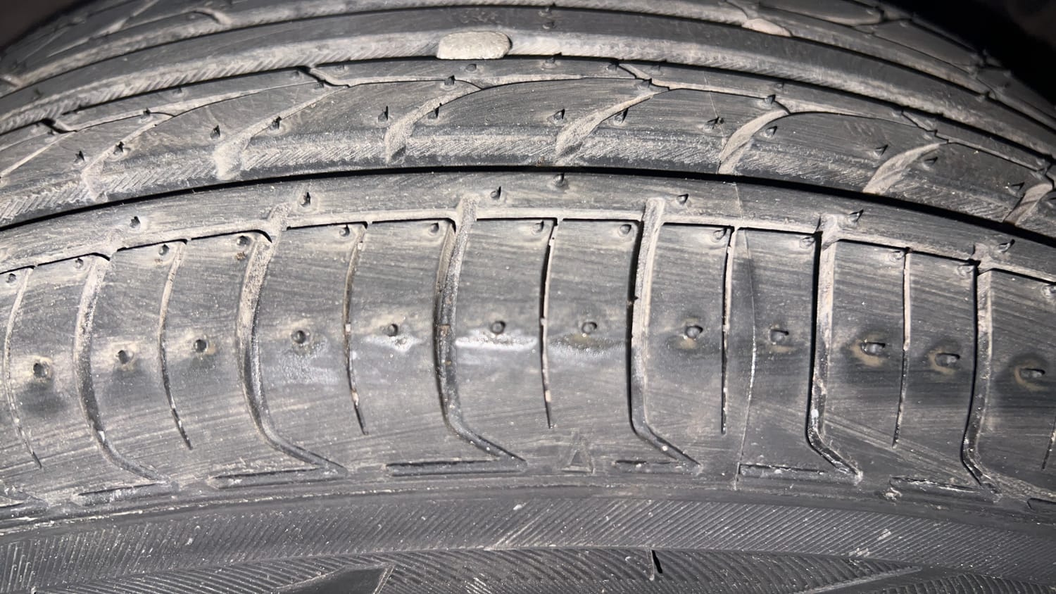 Used 2021 Maruti Suzuki Swift ZXi Plus AMT Petrol Automatic tyres RIGHT FRONT TYRE TREAD VIEW
